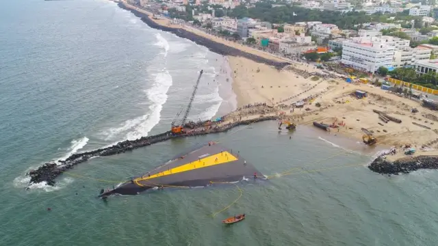 یہ مصنوعی چٹان کا ڈھانچہ ساحل سے باہر نکالا گیا تھا۔ تب سے اس نے سمندر میں ساحل کے کٹاؤ کے عمل کو سُست کیا ہے