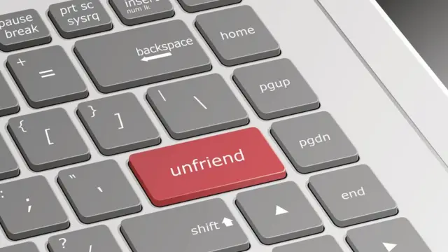 Компьютерная клавиатура с кнопкой unfriend
