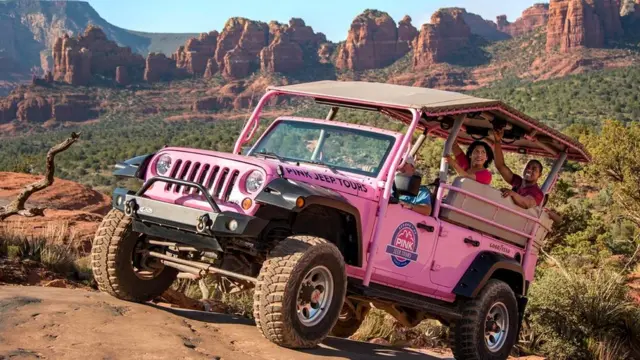 Компания Pink Jeep обнаружила, что клиенты возвращались вновь и вновь благодаря ее радушным экскурсоводам
