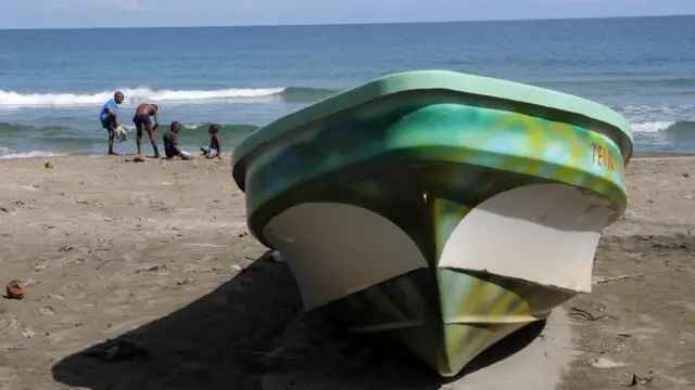 Niños garífuna en una playa de Honduras