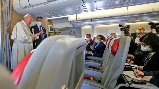 خلال لقاء مع الوفد الصحافي المرافق في طائرة العودة إلى روما