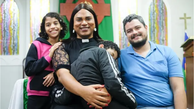 Alexya Salvador com família na ICM