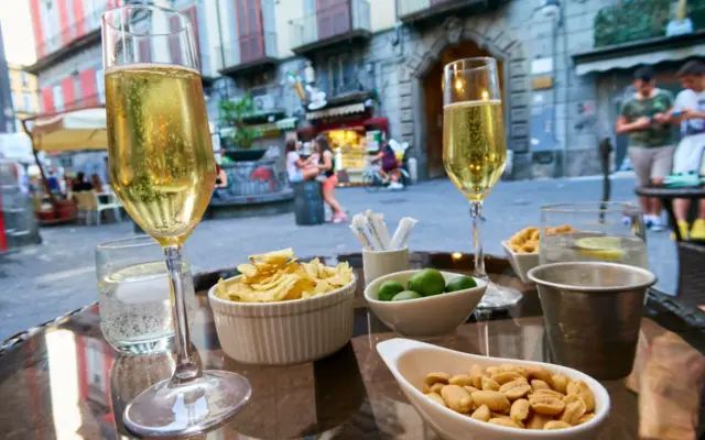 일을 마치면 동료나 친구와 함께 음식을 먹으며 술을 한잔하는 '아페리티보(aperitivo)'는 국가적 정체성에 속한다