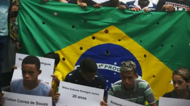 Bandeira do Brasil com buracos para representar tirosapp blaze instalar111 balas disparadas contra 5 jovens no Rio,app blaze instalar2015