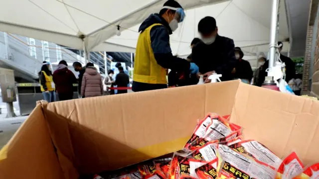 18일 오전 서울 마포구보건소 내 선별진료소에 갑작스레 찾아온 추위로 의료진들을 위한 핫팩이 준비돼 있다