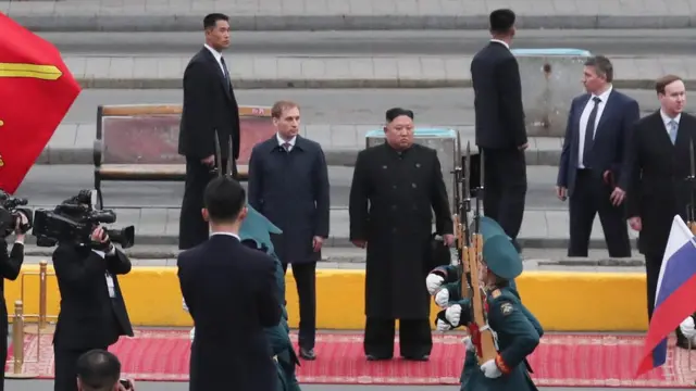 (캡션) 러시아 의장대 사열받는 김 위원장