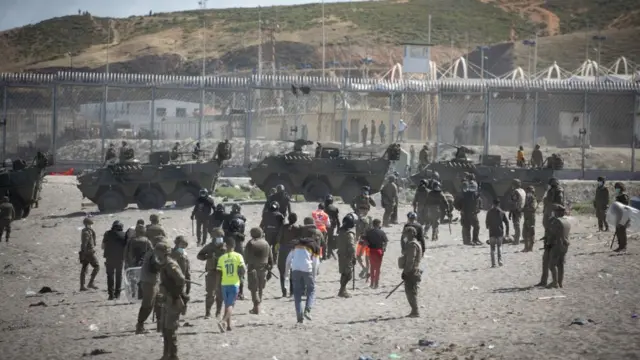 España también desplegó tanques de guerra en la zona.
