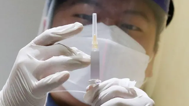 22일 오전 서울 강서구 한국건강관리협회 서울서부지부 독감 예방접종소에서 의료진이 독감 백신을 살펴보고 있다