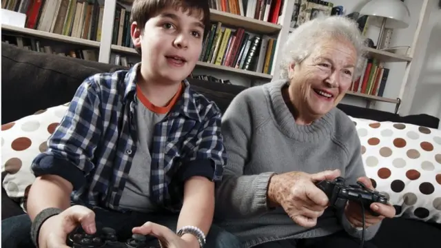 Baka i unuk igraju igrice