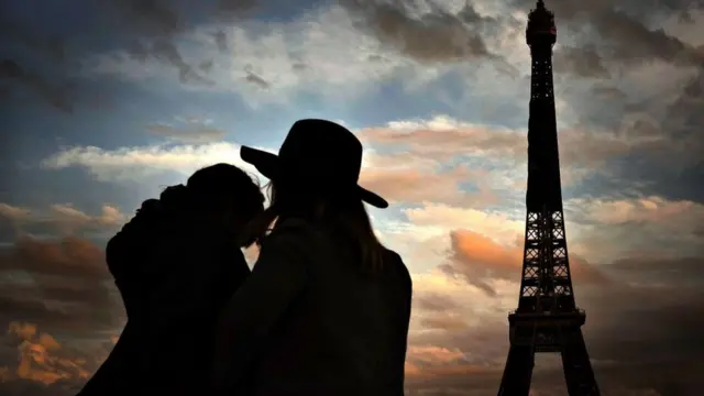 Двое на фоне Эйфелевой башни