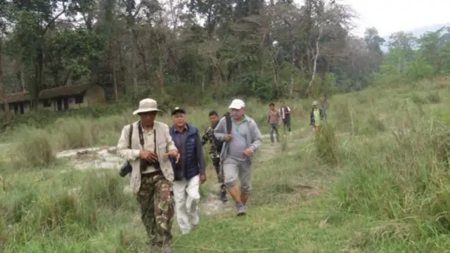 चितवन राष्ट्रिय निकुञ्जमा पैदलगस्तीका क्रममा सुरक्षाकर्मी र निकुञ्जका कर्मचारीहरू