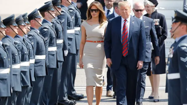 استقبال الرئيس ترامب وزوجته ميلانيا بعد نزولهما من الطائرة الرئاسية في مطار ستانستيد قرب لندن