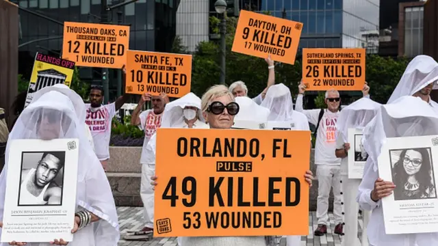 Участники недавней демонстрации протеста в Нью-Йорке несли плакаты с названием американских городов, где происходили массовые убийства