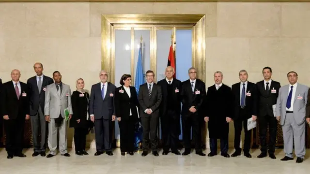 عدد من السياسيين الليبيين برفقة المبعوث الأممي إلى ليبيا