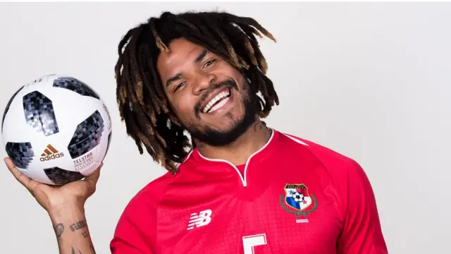 Román Torres con rastas largas