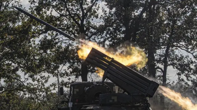 খেরসনের রুশ অবস্থানের ওপর ইউক্রেনীয় বাহিনীর রকেট হামলা।