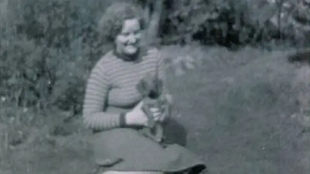 Юнити в саду с таксой