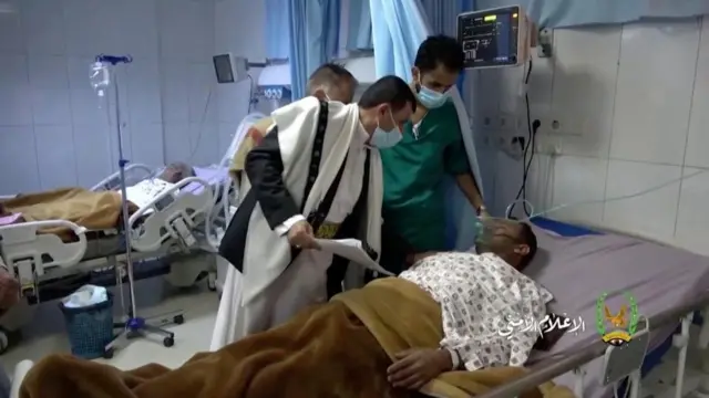 وزير صحة الحوثيين يزور المصابين.