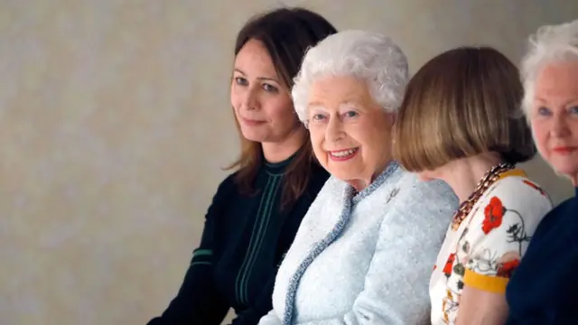 แอนเจลา เคลลี (ขวาสุด) เป็นช่างตัดฉลองพระองค์ผู้ถวายงานใกล้ชิดเบื้องพระยุคลบาทสมเด็จพระราชินีนาถเอลิซาเบธที่สอง มานานกว่า 17 ปี