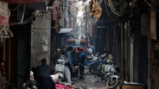 दिल्ली में एक कारखाने में लगी आग