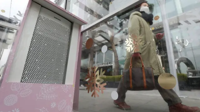 수도권 지역 미세먼지 농도가 '나쁨' 상태를 보인 25일 서울 서초구 지하철 2호선 사당역 인근에 마련된 간이 쉼터에 공기청정기가 설치 돼 있다