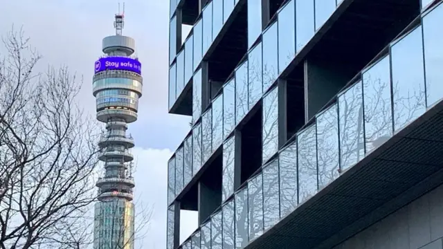 BT Tower kenan, wata hasumiya da ke a Landan dauke da rubutu a can sama inda ake cewa a yi kokari a kare kai cikin irin wannan lokaci