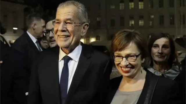 Alexander Van der Bellen junto a su esposa Doris Schmidauer.