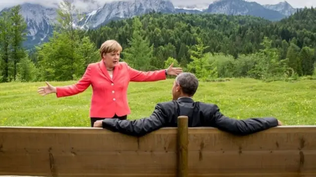 Juni 2015: Bi Merkel akiwa pamoja na Rais wa zamani wa Marekani Barack Obama baada ya kikao cha G7 kusini mwa Ujerumani "Umekuwa rafiki wa kuaminika katika wakati wote wa urais wangu - zaidi ya kiongozi mwingine yeyote duniani ," Rais wa Obama alimwambia Merkel mwaka mmoja baadaye
