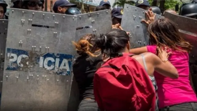 காவல்துறையினரோடு மோதும் பெண்கள்