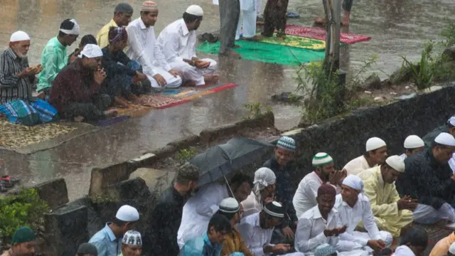 गेल्या वर्षी 16 जून रोजी ईद-उल-फित्र साजरा करण्यात आला. त्यावेळेस मुंबईत जोरदार पाऊस पडत होता.