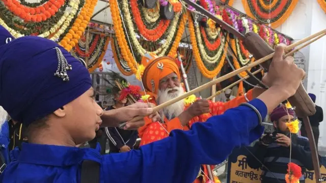 ਤੀਰ ਕਮਾਨ ਨਾਲ ਸਿੱਖ ਲੜਕਾ