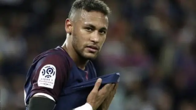Dani alvez anasema kwamba Neymar Jr ataheshimiwa akiwacha tabia zake za kitoto