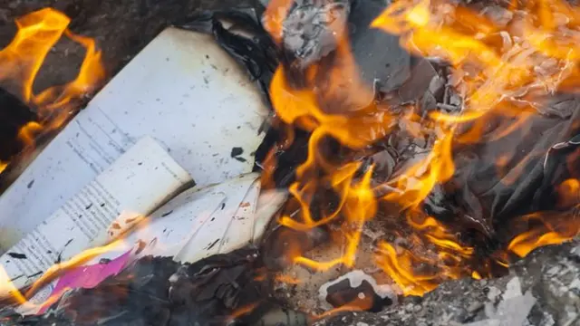 Documentos quemándose