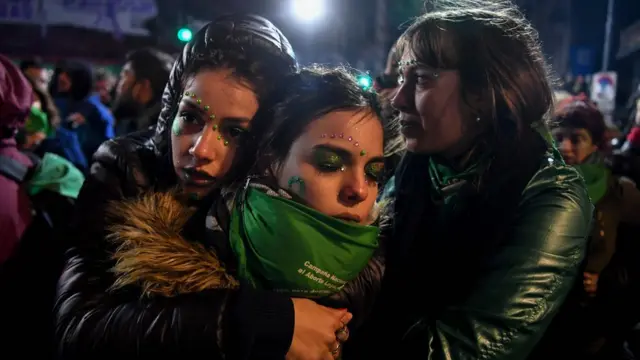 mulheres se consolam após proposta ser derrubada pelo Senado na Argentina