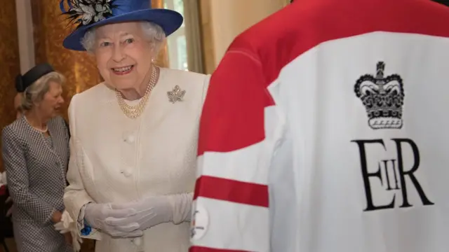 королева в перчатках