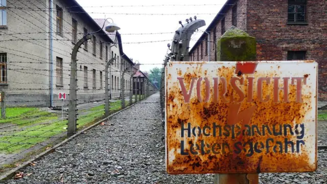 Letrero en campo de concentración en Auschwitz (Foto: Alexis Arredondo Espinosa)