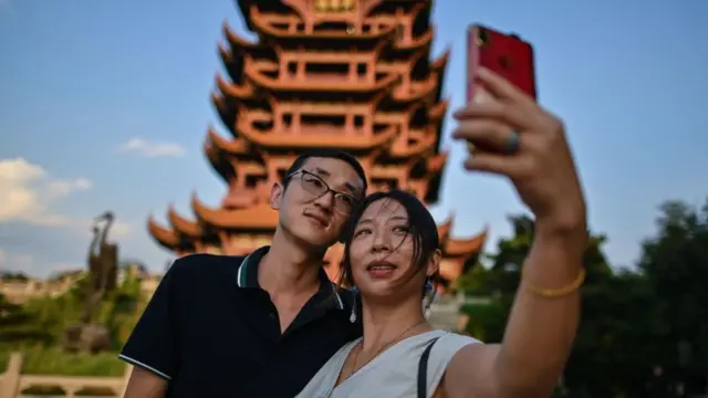 Casal fazendo selfie com a torre