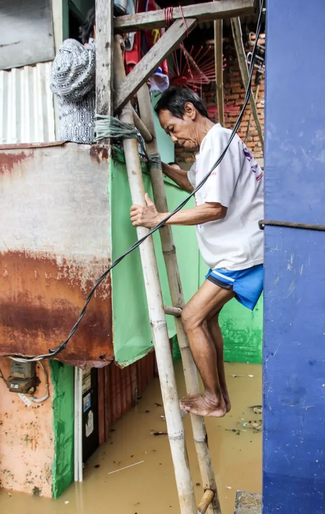 Untuk berpindah atau pergi ke toilet umum, Abbin harus menggunakan tangga darurat