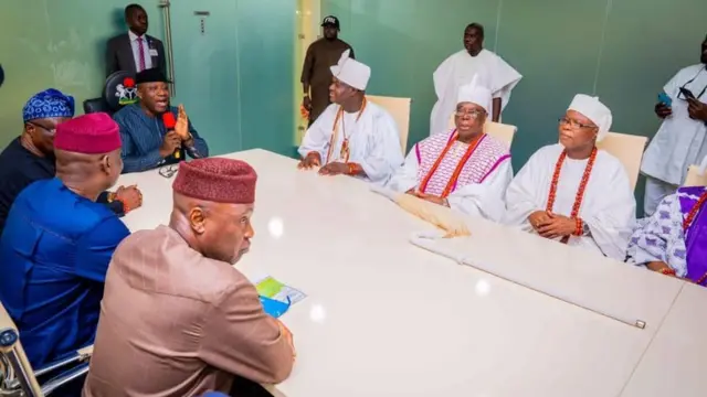 Ọọni atawọn lọbalọba L'Ekiti pẹlu Gomina ipinlẹ naa