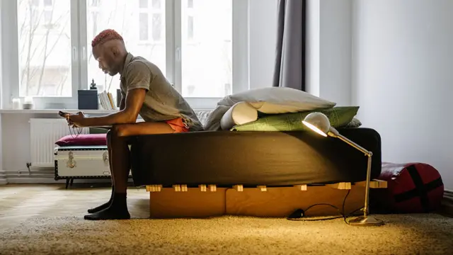 Un homme penché sur son téléphone