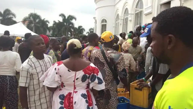 Awọn eeyan to n sajọyọ nile Dapọ Abiọdun