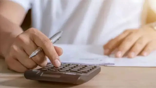 আয় আর ব্যয়ের হিসাব মেলাতে হিমসিম খাচ্ছেন বহু মানুষ