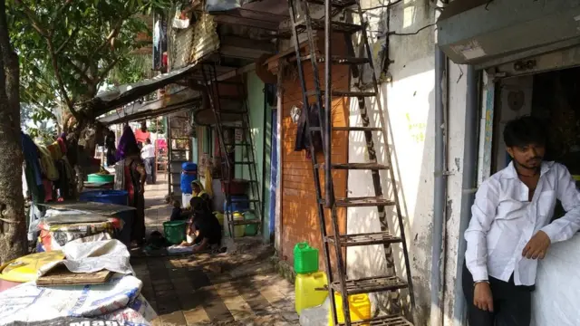 ভায়ান্দারের বাংলাদেশ বস্তিতে অলস বিকেল