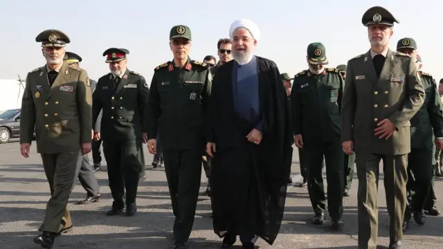 حسن روحانی در میان گروهی از فرماندهان ارشد نظامی در ایران