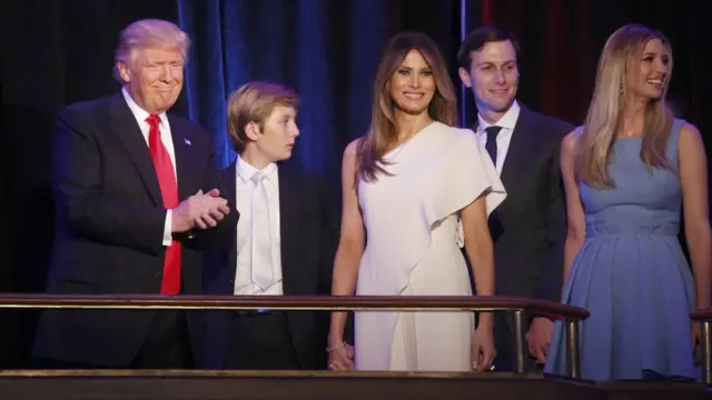 特朗普(左一)与妻子等在胜选集会上(9/11/2016)