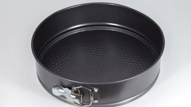 Форма для торта с разъемными краями.