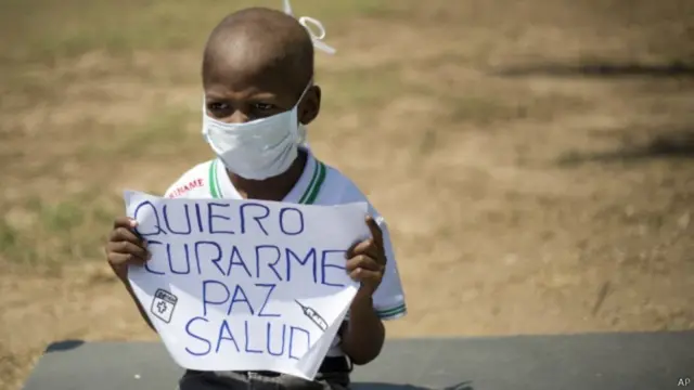 Oliver com cartaz pedindo medicamentos