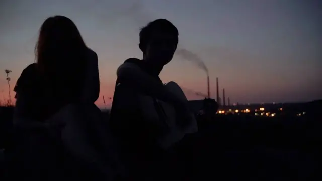 хлопець з дівчинкою сидять у Миколаївці