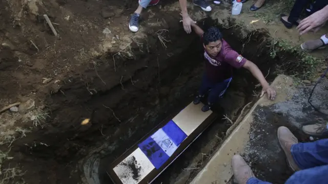 Hombre entierra a una víctima de las protestas en Nicaragua