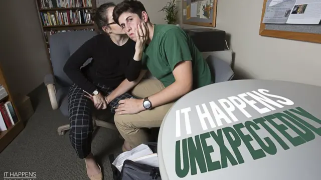 Profesora besa a la fuerza a joven estudiante